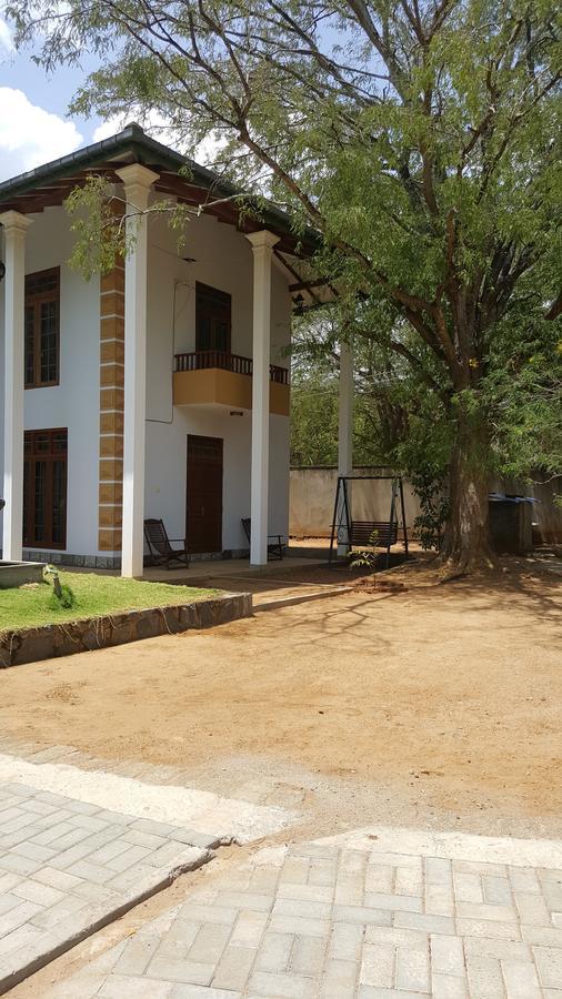 Lokuge Grand Resort Kataragama Exteriör bild