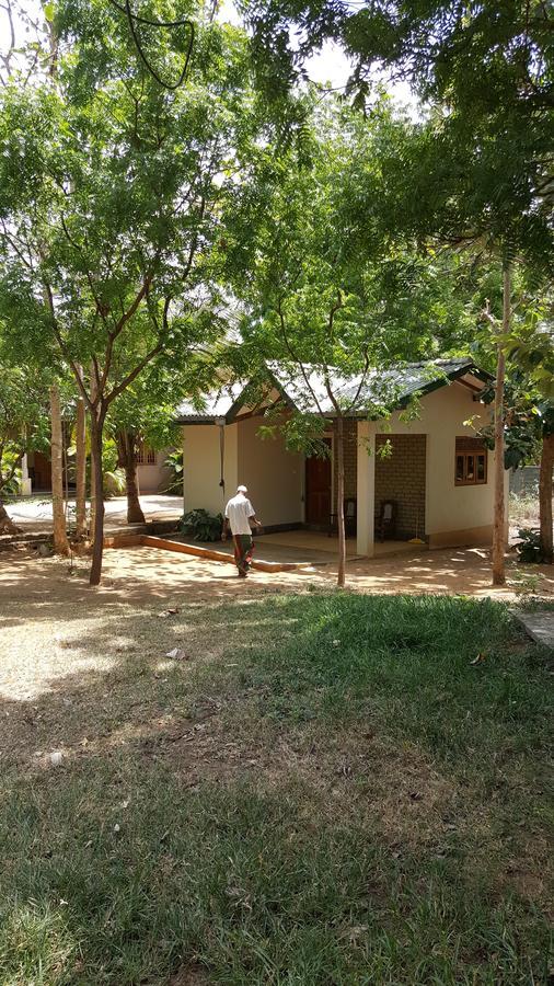 Lokuge Grand Resort Kataragama Exteriör bild