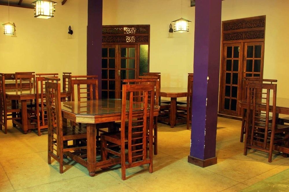 Lokuge Grand Resort Kataragama Exteriör bild