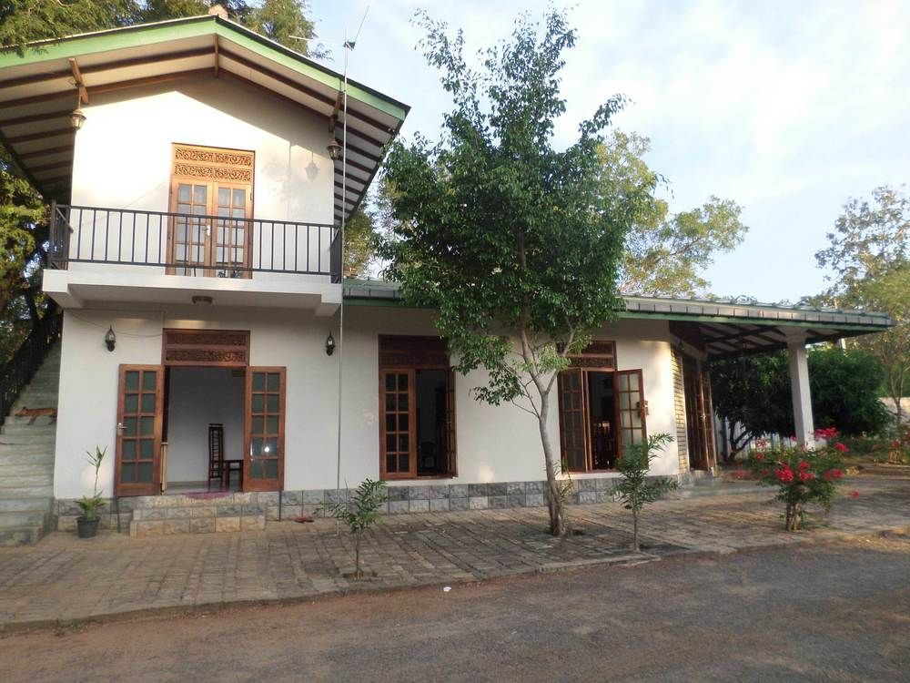 Lokuge Grand Resort Kataragama Exteriör bild